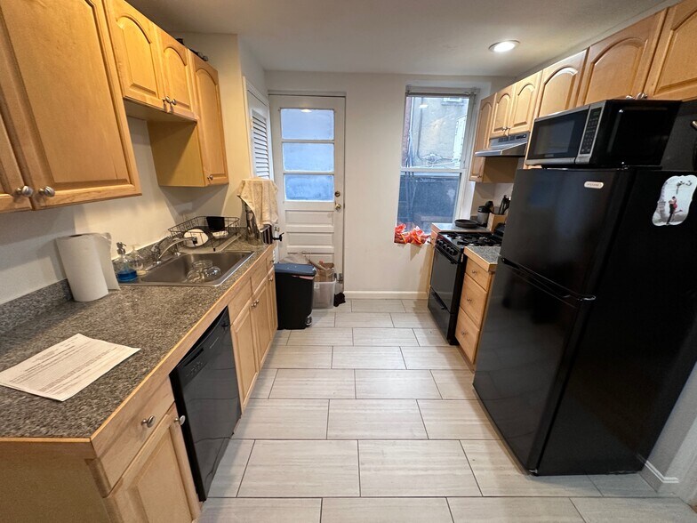 Building Photo - 220 Hanover St