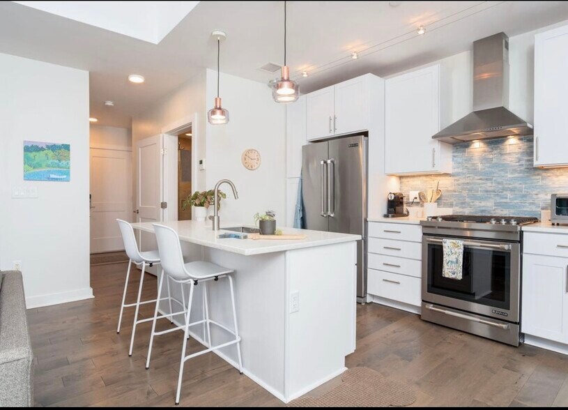 Building Photo - 62 India St