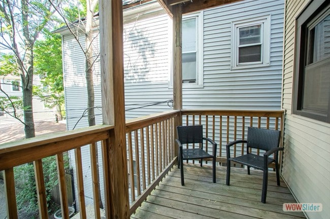 Building Photo - 2104 W Roscoe St