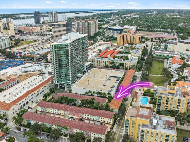 Building Photo - 560 S Sapodilla Ave