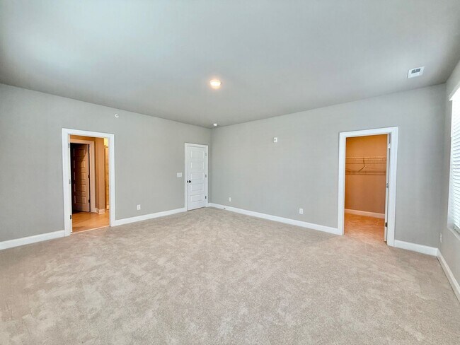 Building Photo - **OFFERING FIRST MONTH'S RENT FREE, $200 MOVE IN PROMOTION & REFUNDABLE APPLICATION FEES** New Co...