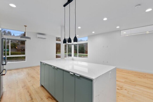 Building Photo - Fresh, Air-Conditioned Standalone Townhome in Coveted Lincoln Park