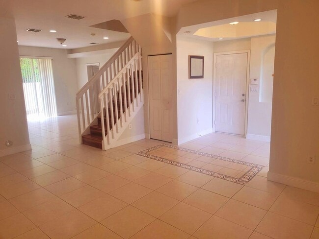 Building Photo - 6639 Hidden Cove Dr