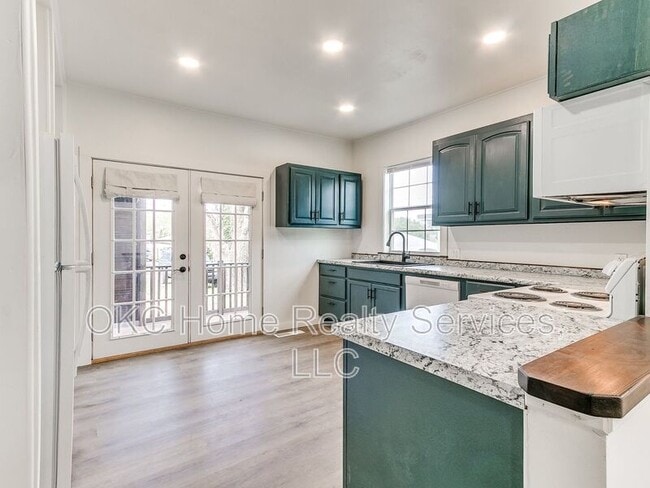 Building Photo - 1812 W Noble Ave