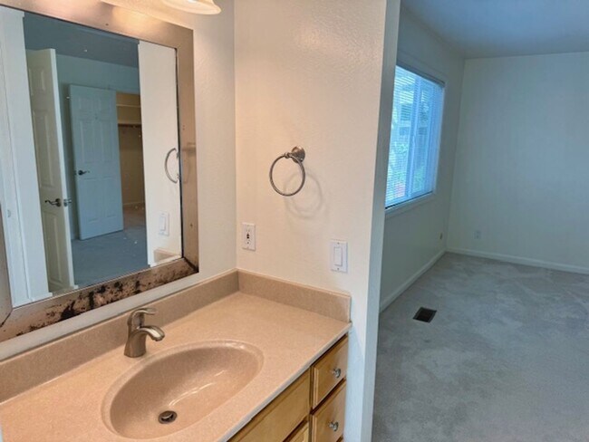 Building Photo - Move-in ready, Charming single level 4 bedroom, 2  bath home in San Ramon!