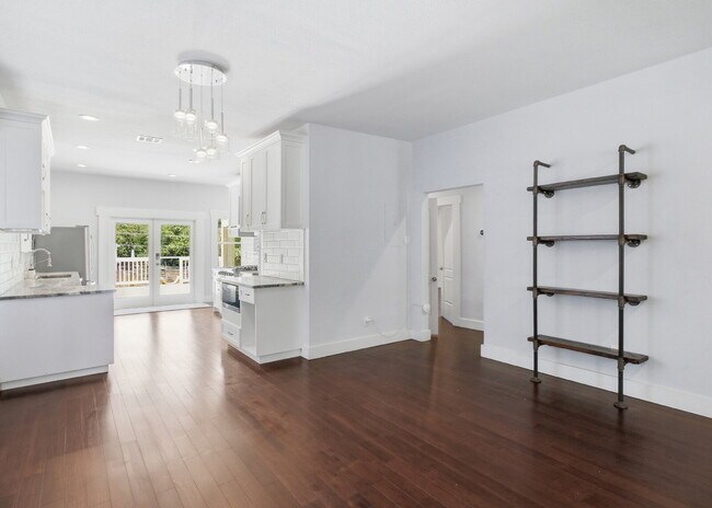 Building Photo - Updated 3 Bedroom Home with Modern Finishes Near Everything Downtown!