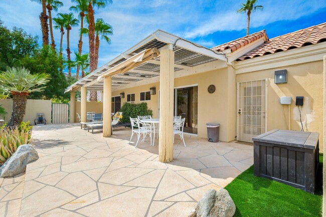 Building Photo - 55649 Pinehurst Dr