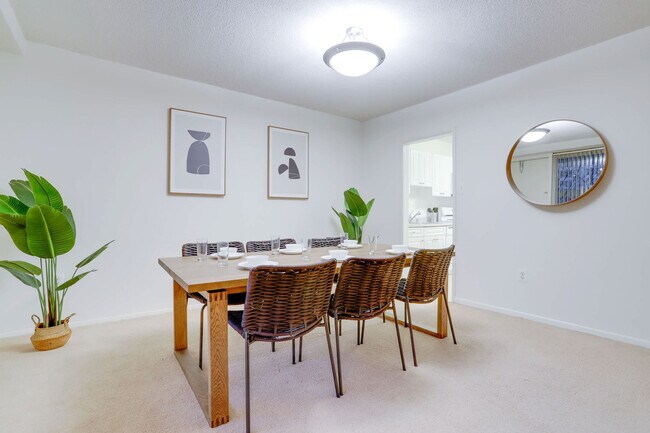 Building Photo - 1600 S Eads St