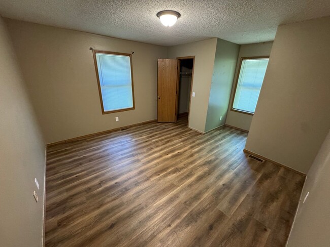 Building Photo - Updated 2 bed 1 bath with garage!