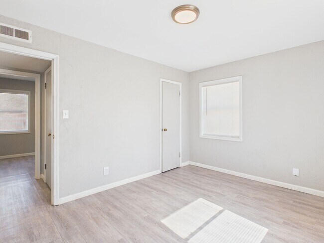 Building Photo - ~ALL BILLS PAID! 2 bedroom Duplex for rent! ~
