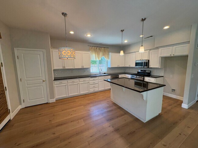 Building Photo - NW Two story home, located in Foxwood subd...