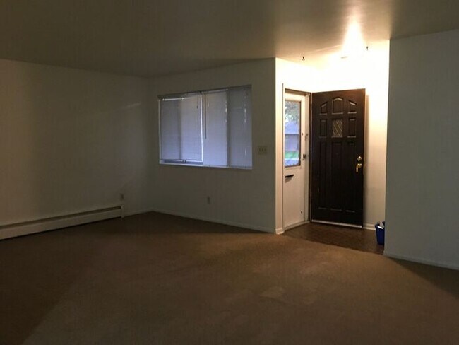 Building Photo - 2 Bed, 1.5 Bath Duplex for Rent in Fort Co...