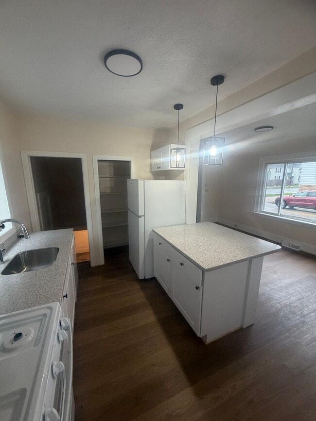 Building Photo - Remodeled West Side 3 Bedroom House