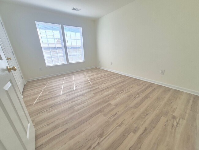 Building Photo - 5207 Linden Dr