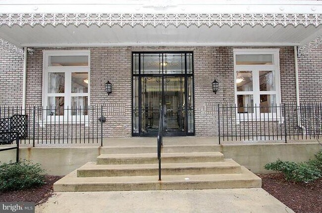 Stunning, renovated duplex condo - 1308 Clifton St NW