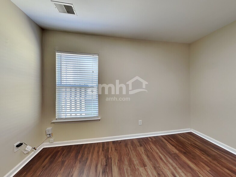 Building Photo - 117 Lakepointe Dr