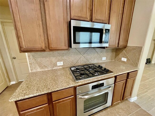 Building Photo - 2115 Mooncrest Dr