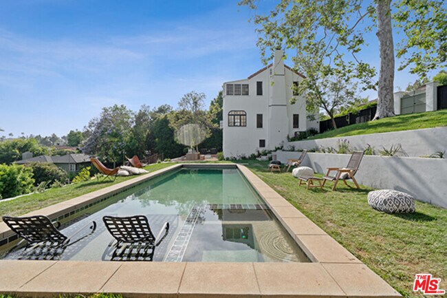 Building Photo - 6402 Ivarene Ave