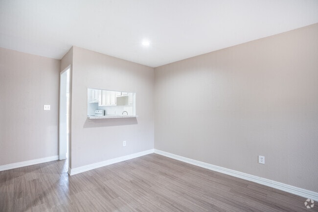 2BR, 2BA - 1050SF - Dining Room - 8751 Broadway