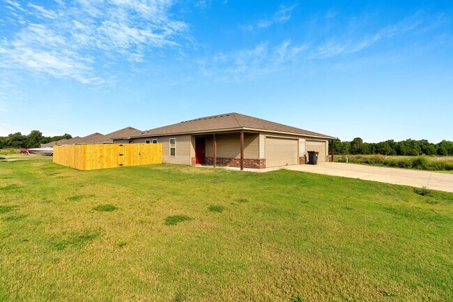 Building Photo - 3-bedroom 2 bath Duplex in Lincoln!! Newly Fenced Yard!