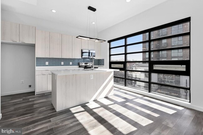 Building Photo - 506 H St NE