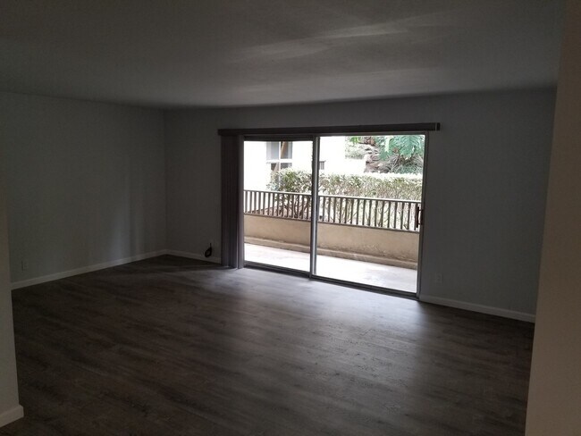 Building Photo - Bay Side Condo, Completely updated! Walkin...