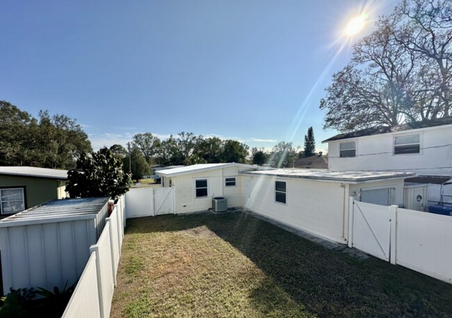 Building Photo - 5566 Kelly Dr N