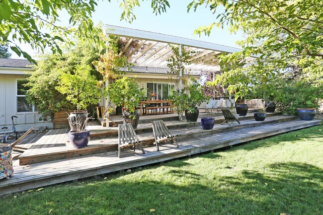 Building Photo - Gorgeous 4BR/3BA Single Family Home in the heart of Sonoma Wine Country, Pool, Deck, Pickle Ball ...