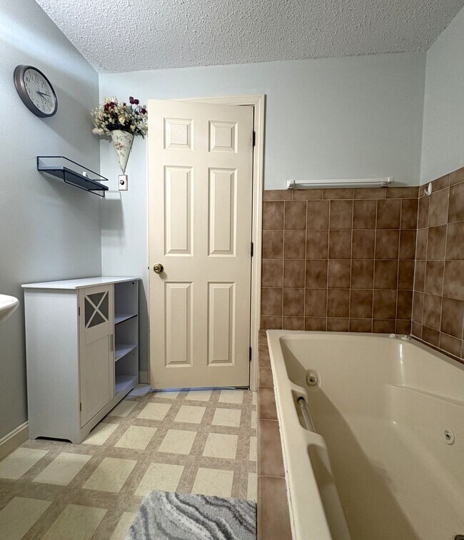 Building Photo - Spacious 3 Bedroom, 2 Bath Townhouse with In-Unit Laundry in Lowell, MA