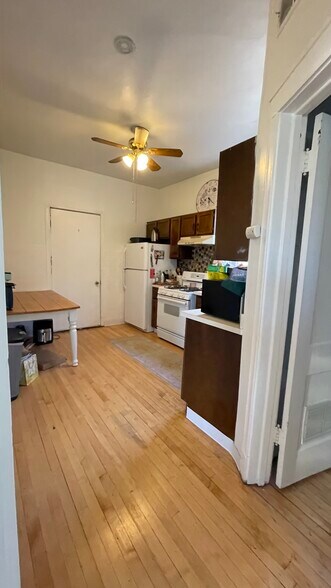 kitchen - 3704 N Magnolia Ave