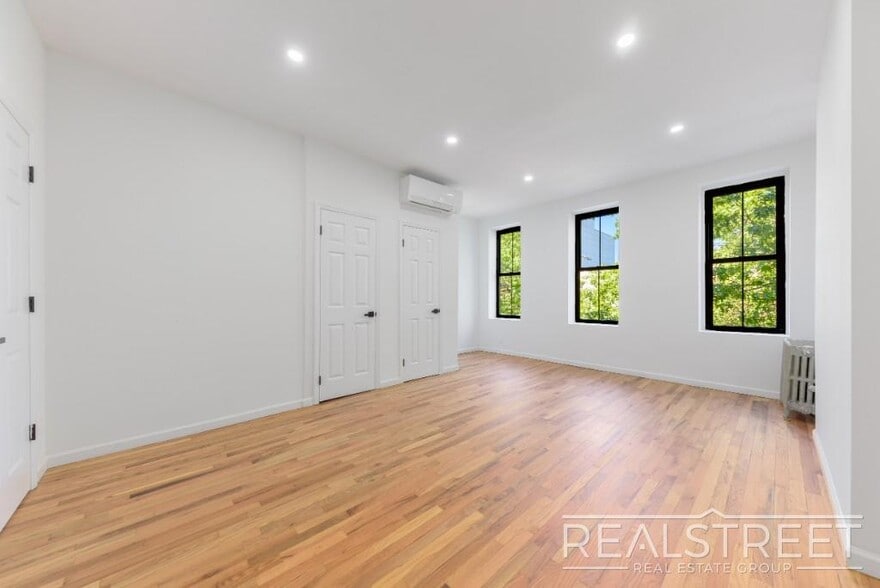 Building Photo - Brand New Upper Duplex in Bed Stuy Townhouse!