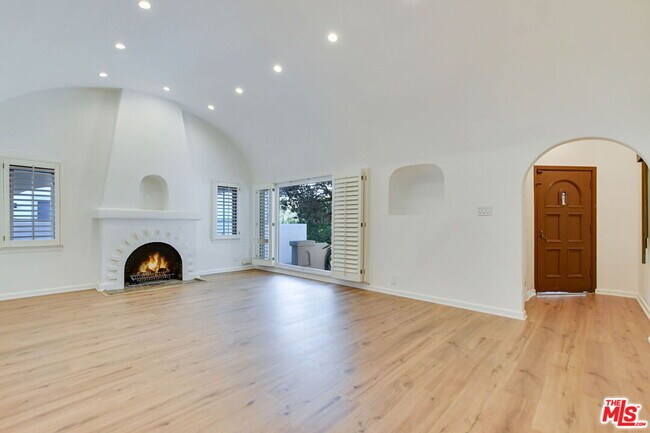 Building Photo - 344 S Swall Dr