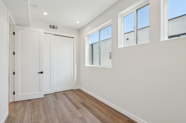Building Photo - 10717 Addison St