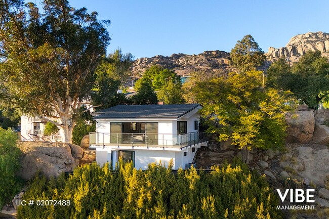 Building Photo - Stunning Mountain & Valley views from this...