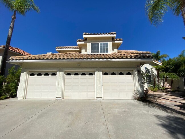 Building Photo - Stunning 4 bedroom Home with a Pool locate...