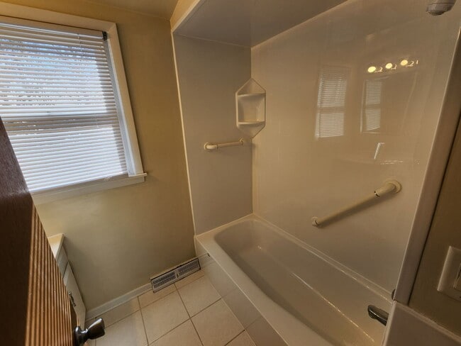 Building Photo - 3 Bedroom 2 Bath House in Rock Island