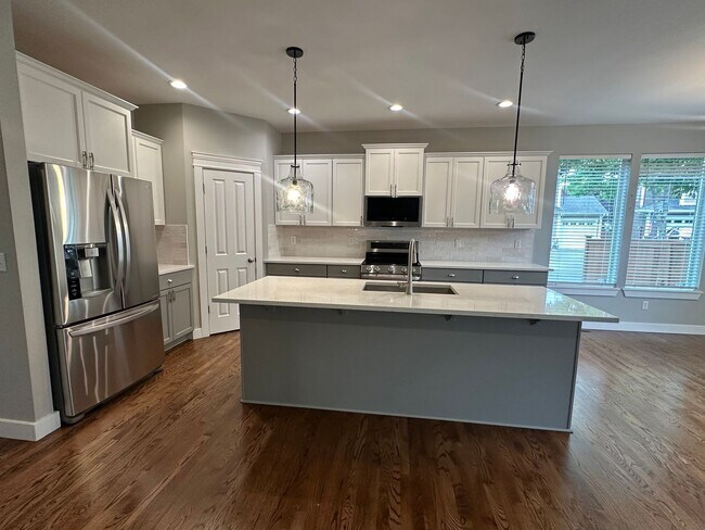 Building Photo - Large 3BD plus bonus rm and den
