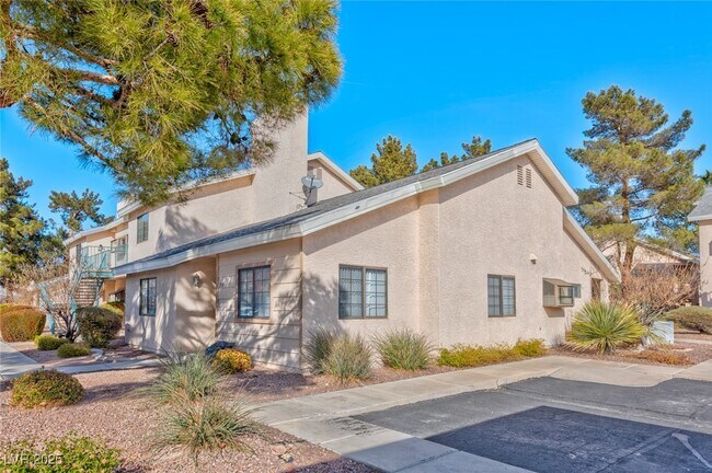 Building Photo - 2839 Blue Bonnet Dr