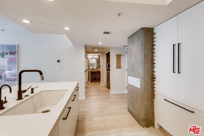 Building Photo - 13700 Marina Pointe Dr