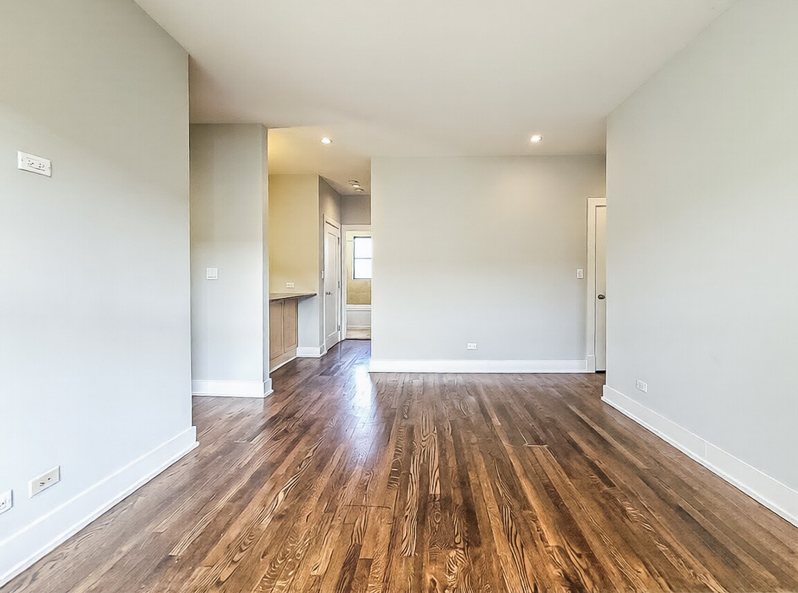 Building Photo - 736 W Addison St