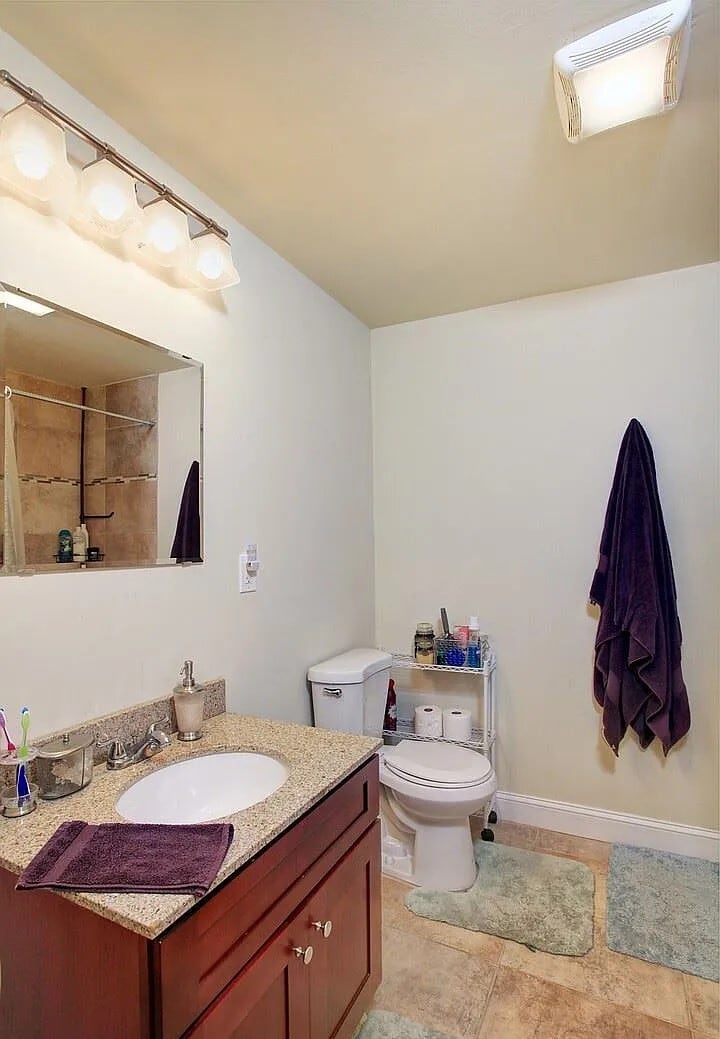 Bathroom_1 - 1708 Fontain St