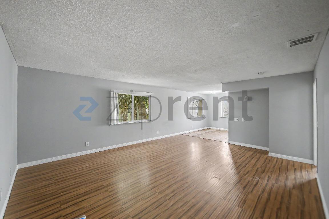Building Photo - Unit D
