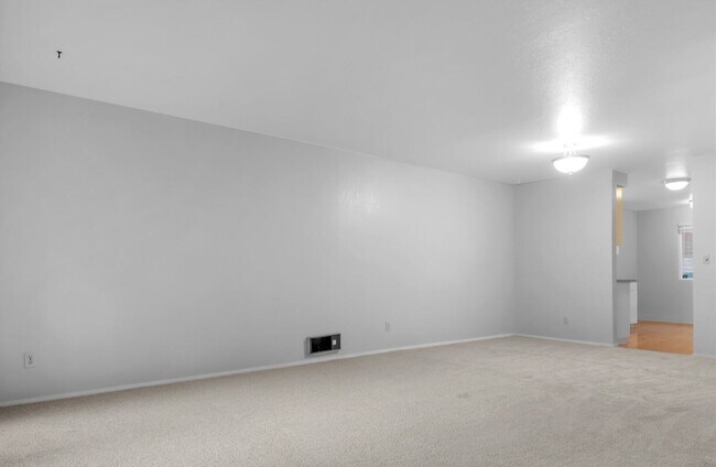 Building Photo - Spacious 2BD/1.5BTH Condo in Lynnwood - Mo...