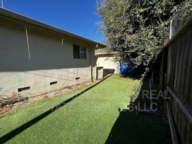 Building Photo - 1625 Court Dr