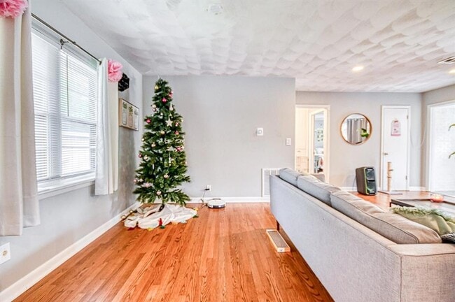 Building Photo - 1205 Westlawn Dr