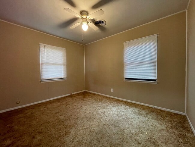 Building Photo - Cozy City Cottage – 2-Bed, 1-Bath Retreat