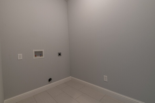 Building Photo - 1431 Water Way Dr