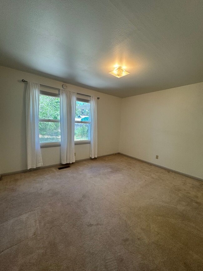 Building Photo - 2 bed 1 bath with large attached garage and fenced yard