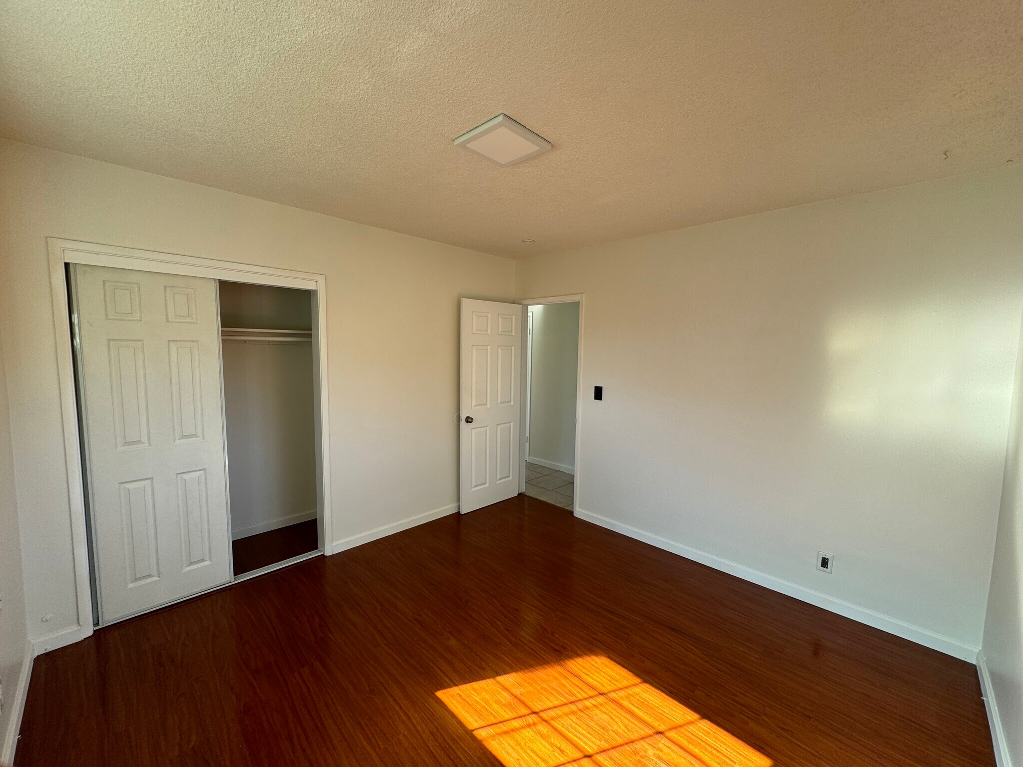 Building Photo - 831 W Walnut Ave