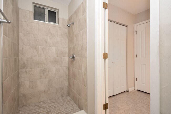 Building Photo - 501 SW 75th St